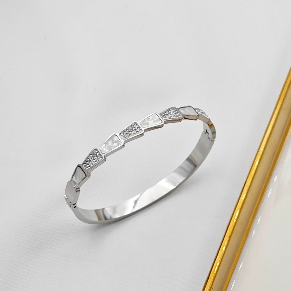 Elegant Silver Bracelet with Crystal Accents